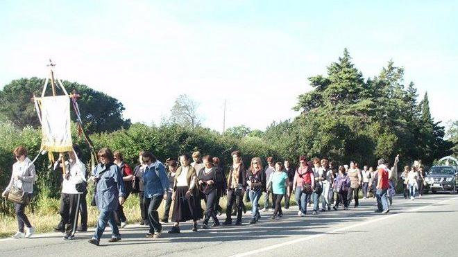 Folla di fedeli in processione