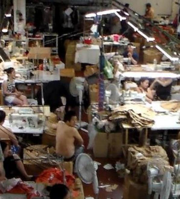 Operai in nero Chiuso laboratorio gestito da cinesi