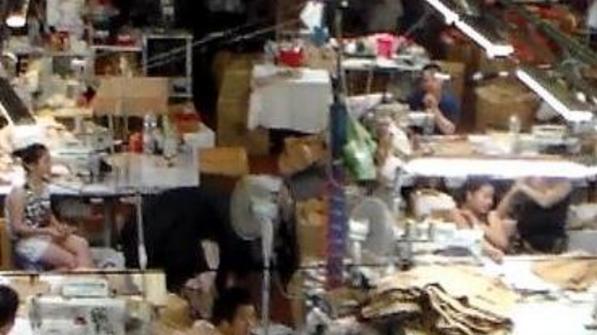 Operai in nero Chiuso laboratorio gestito da cinesi