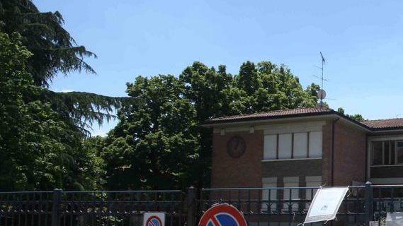 Adescava bimbe davanti a scuola, preso