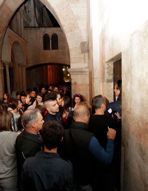 Tutti in fila per vedere la città di notte