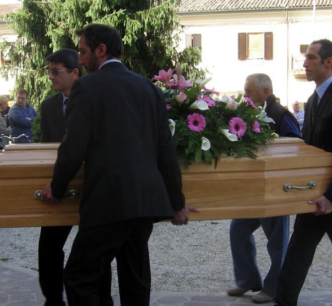Un lungo abbraccio alla bara della moglie prima del funerale