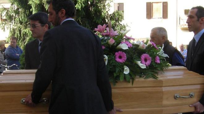 Un lungo abbraccio alla bara della moglie prima del funerale