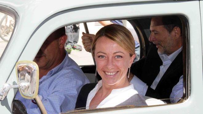 Meloni e i tavoli da rovesciare