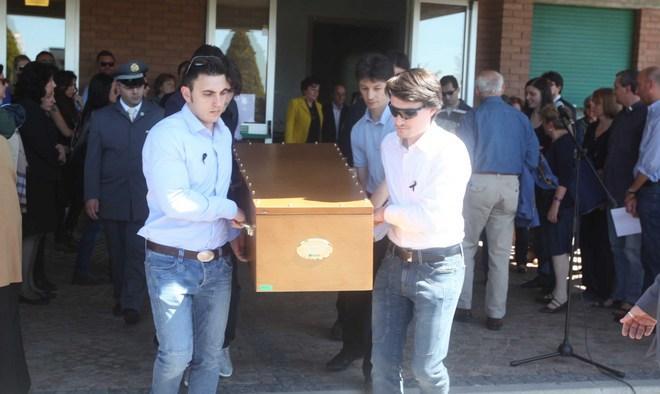 La commozione degli amici ai funerali di Andrea Benassi
