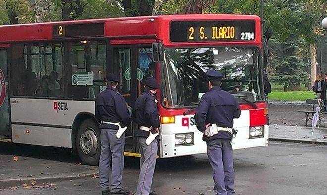 Ubriaco, ferma a pugni un autobus