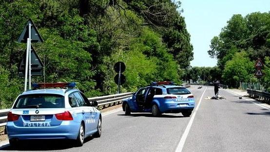 Perde il controllo della moto e muore