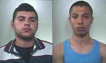 Strappano la borsa col rosario a un'anziana e la trascinano, arrestati 