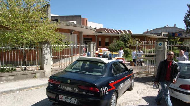 Vandali scatenati dentro l’asilo, nella piccola mensa lasciano anche escrementi