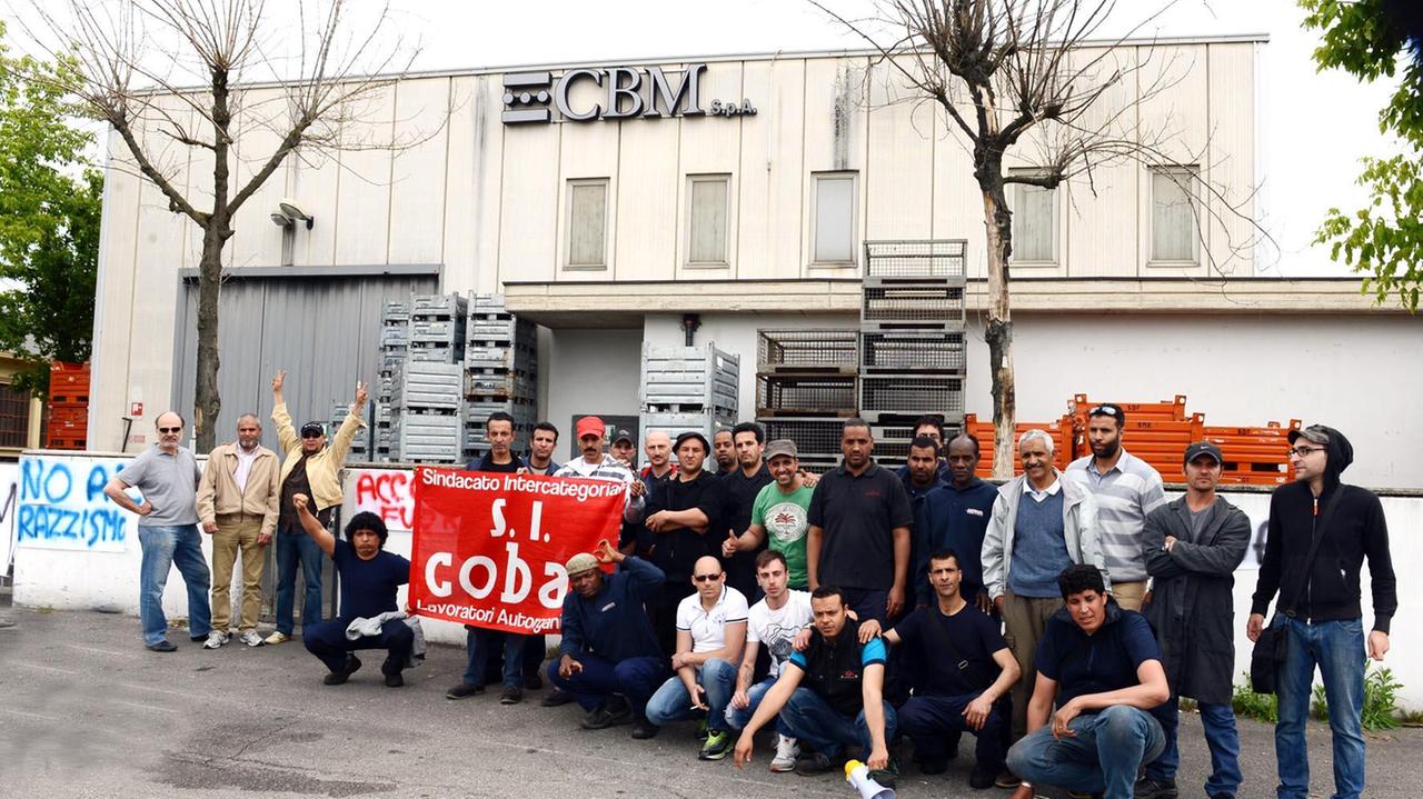 Caporeparto aggressivo li insulta, gli operai scioperano