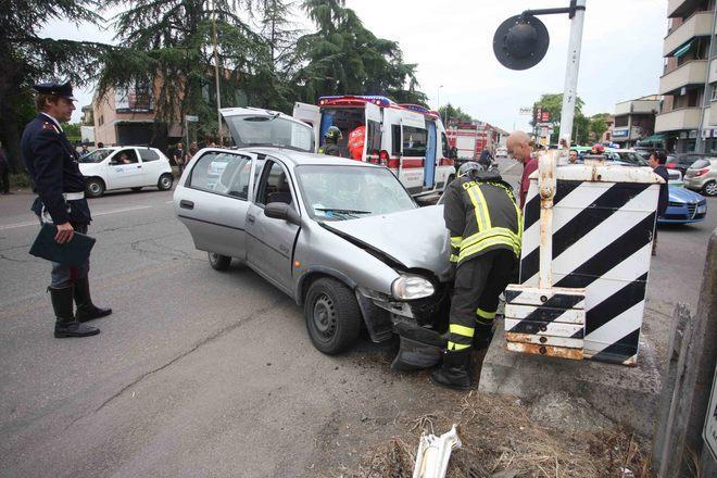 Sbanda e sbatte contro il passaggio a livello 