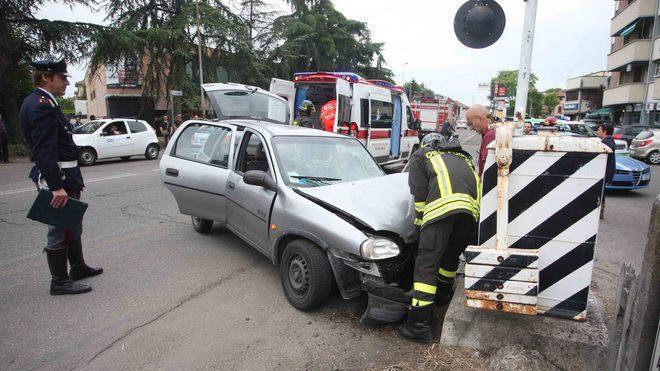 Sbanda e sbatte contro il passaggio a livello