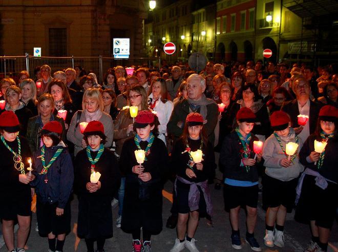 Finale e San Felice sfilano con le fiaccole davanti alle macerie 