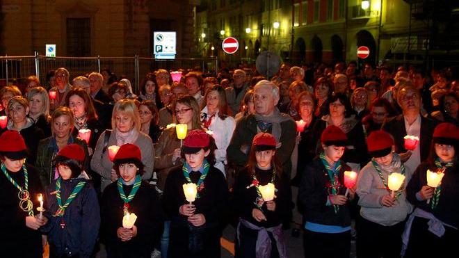 Finale e San Felice sfilano con le fiaccole davanti alle macerie
