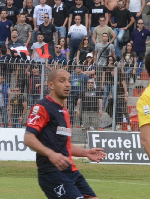 Tifo caldissimo dalla curva alla tribuna 