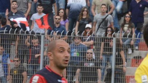 Tifo caldissimo dalla curva alla tribuna