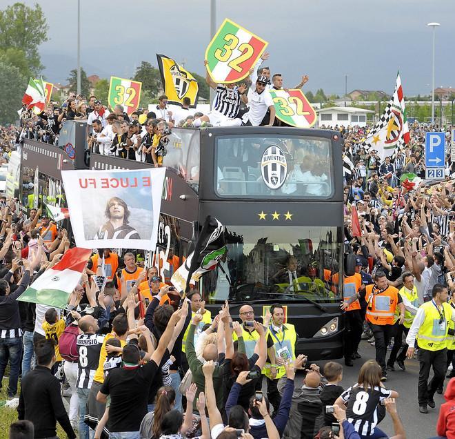 Sul trionfo bianconero la macchia degli ultrà