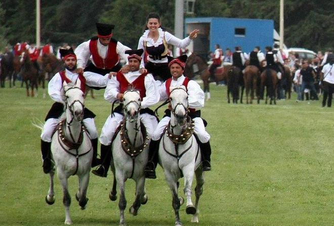 Pariglie, lo spettacolo colorato di rosa da quattro ragazze 