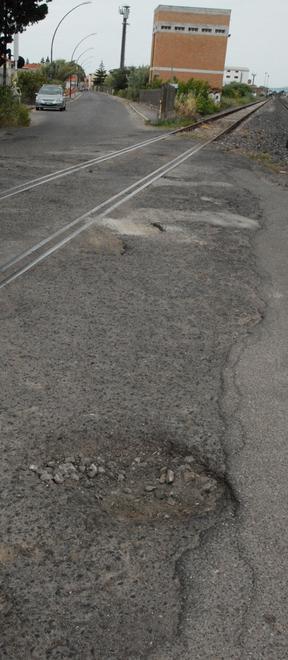 La trappola di via Laconi: incidenti, danni e cadute 