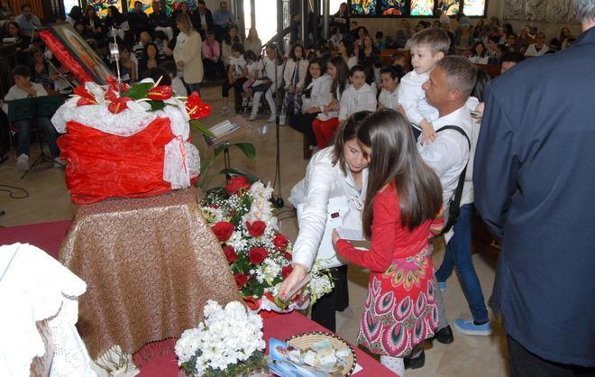 Folla per le reliquie di S. Giovanni Paolo II 