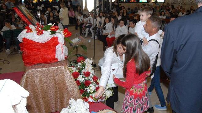 Folla per le reliquie di S. Giovanni Paolo II