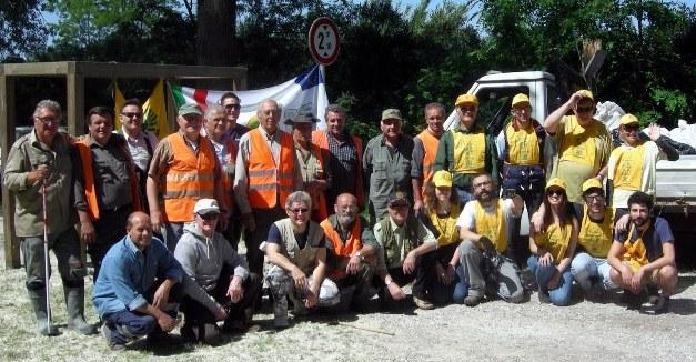 Volontari armati di sacchi e rastrelli puliscono Campotto 