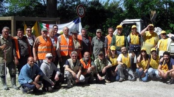 Volontari armati di sacchi e rastrelli puliscono Campotto