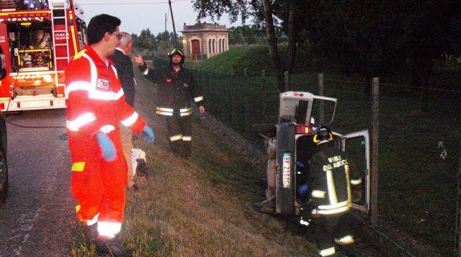 Fuori strada con l’auto Ferito un pensionato