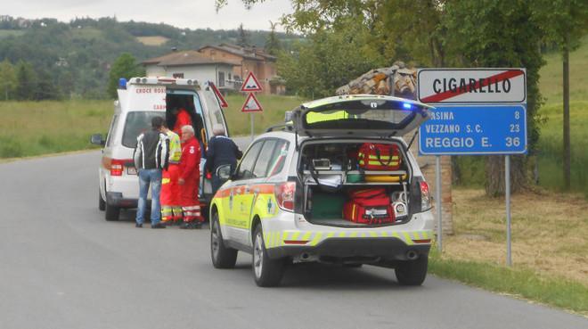 Cade nel sorpasso, motociclista ferito