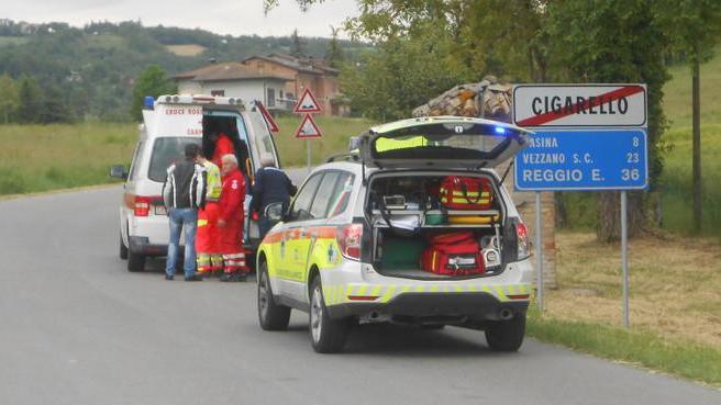 Cade nel sorpasso, motociclista ferito