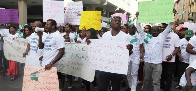 Sfilata in piazza contro i sequestri 
