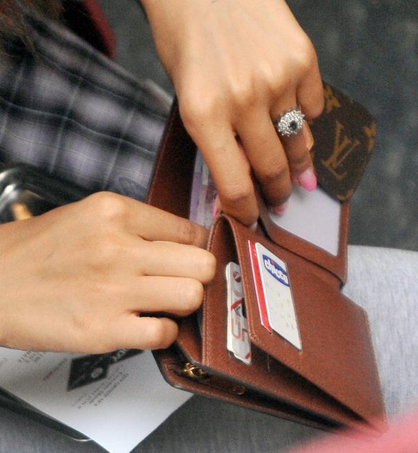 Trova a terra 2.500 euro e li restituisce 