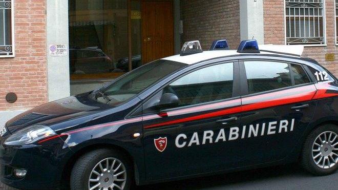 «Forse i soldi sono falsi» E derubano due anziani