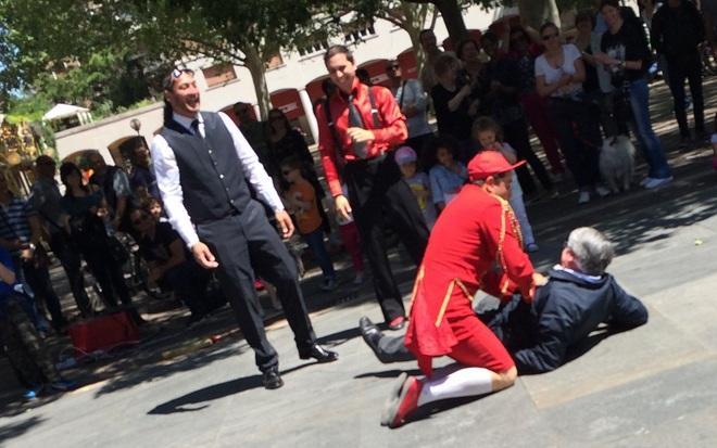 Il clown si lancia, Giovanardi cade 