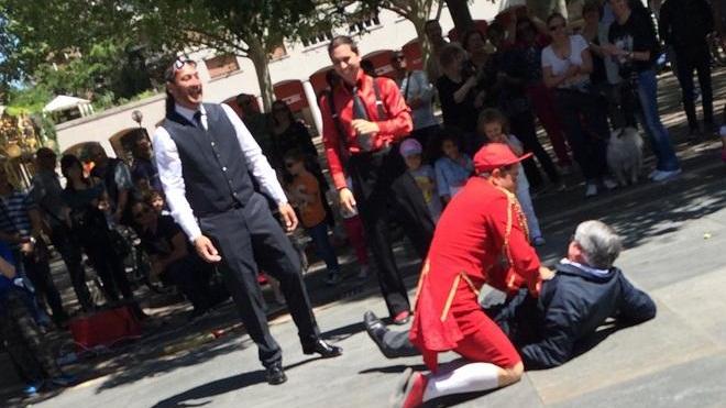 Il clown si lancia, Giovanardi cade