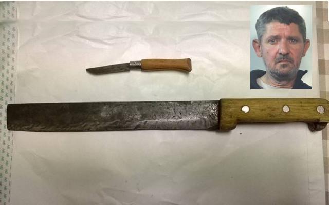 Stalker armato di machete arrestato nel cortile di una donna 