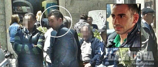 Angelo Frigeri davanti all'abitazione della strage la mattina dopo la scoperta dei cadaveri