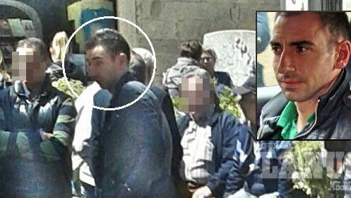 Angelo Frigeri davanti all'abitazione della strage la mattina dopo la scoperta dei cadaveri