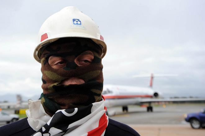 Blocco dell’aeroporto, i 31 operai Alcoa patteggiano un mese