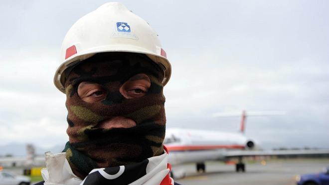 Blocco dell’aeroporto, i 31 operai Alcoa patteggiano un mese
