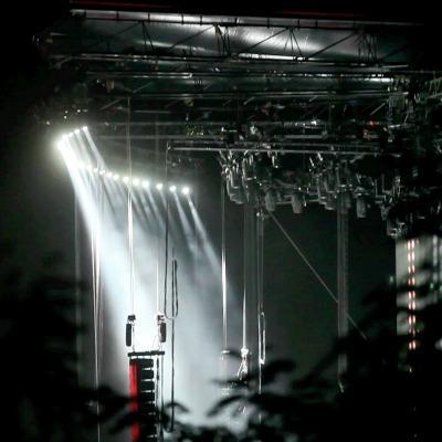 Riflettori e laser ecco il palco di Liga 