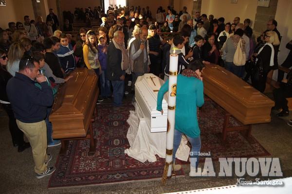 Strage di Tempio, folla immensa ai funerali della famiglia Azzena