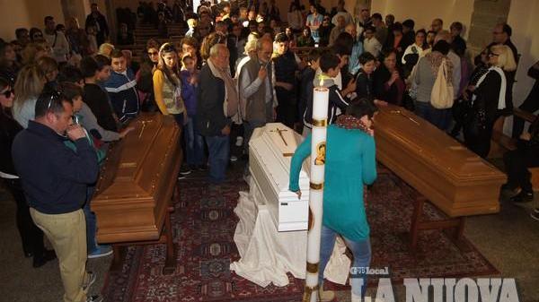 Strage di Tempio, folla immensa ai funerali della famiglia Azzena