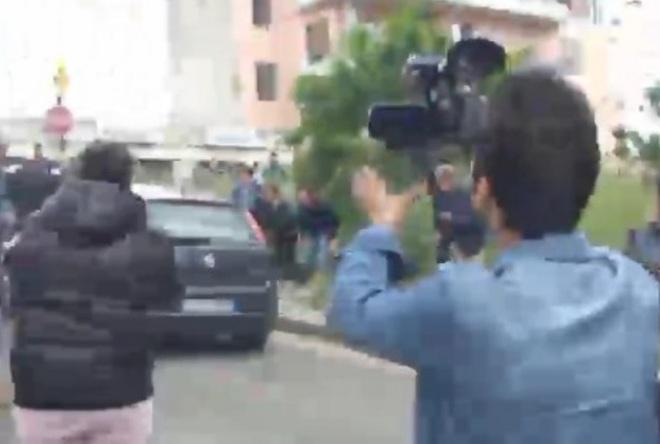 Fuori dalla caserma urla, insulti e sputi contro l’arrestato