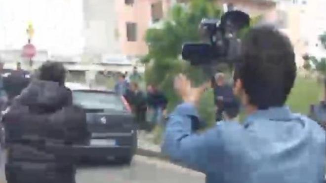 Fuori dalla caserma urla, insulti e sputi contro l’arrestato