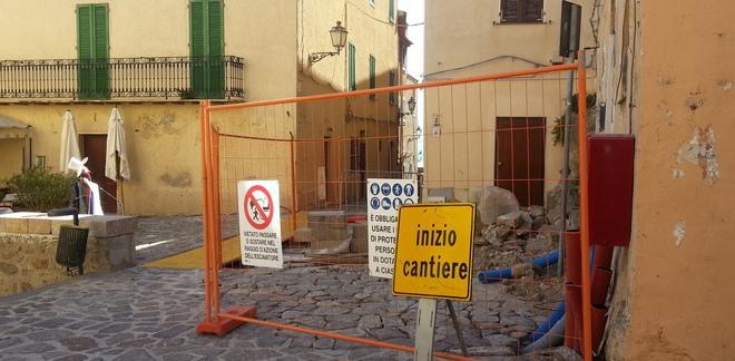 A Castelsardo è rivolta: «Lavori in centro infiniti» 