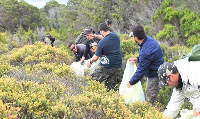 Trekking, ripuliti tutti i sentieri di Spargi