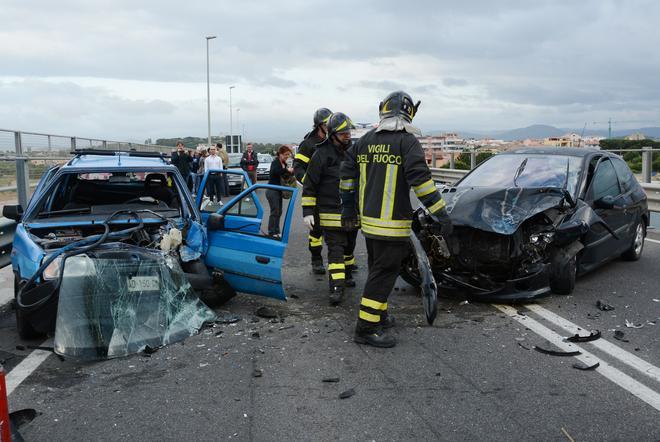 Scontro frontale fra due auto, in sei finiscono all’ospedale 
