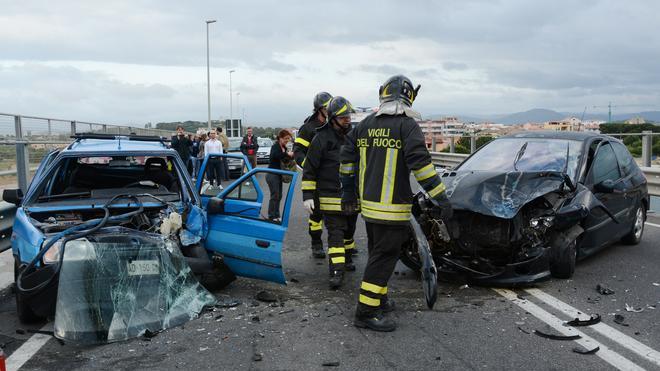 Scontro frontale fra due auto, in sei finiscono all’ospedale