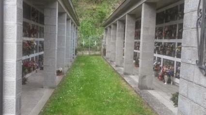 Ladri si portano via i fiori dalle tombe del cimitero